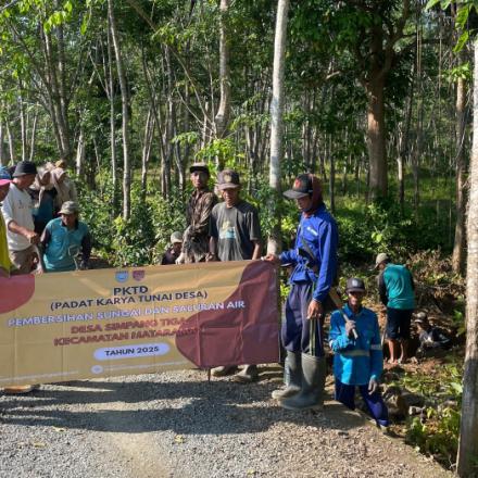 Pemdes Simpang Tiga Gerak Cepat Tangani Sumbatan Gorong-Gorong Melalui Program PKTD